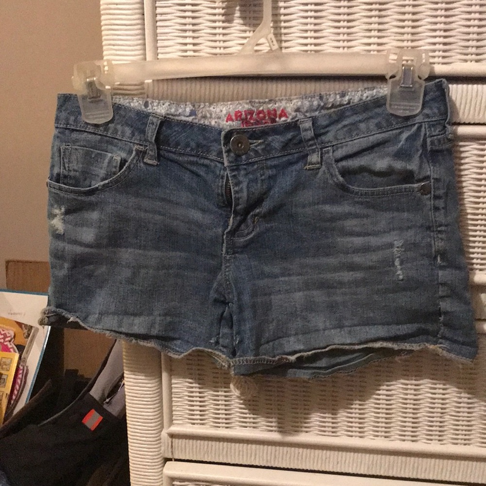 Size 7 denim blue Jean shorts.SHORT AND SEXY!!